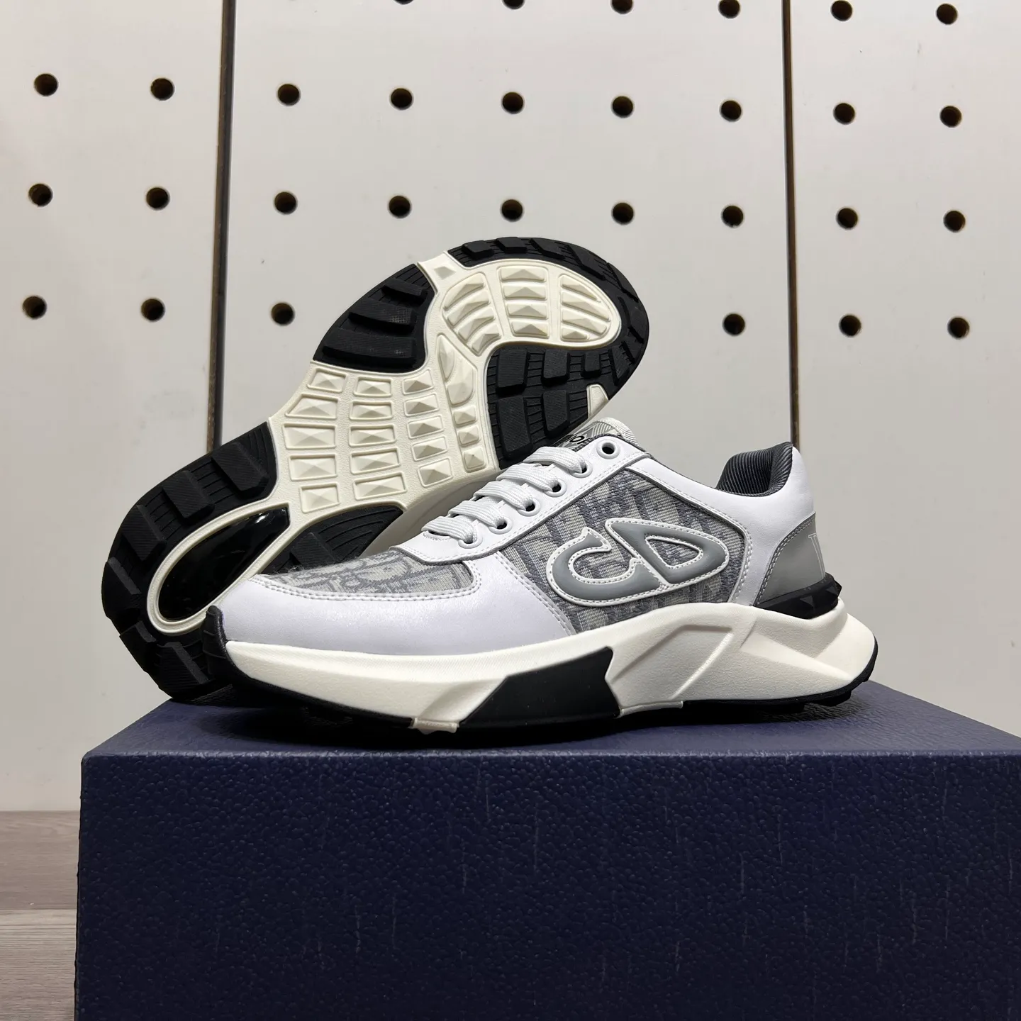 Factory price: 438💰Dior original quality.~ Unique modern style sneakers. 🏃A must-have casual shoe for trendy men😍😍 Imported cowhide fabric, sheepskin foot pads (refuse to discolor and grind feet) soles: Original soles specially provided by the original factory, French lazy style design ⚠️Fit to the feet, original quality, super comfortable original soles. Just like shooting the real thing 🎬The real thing is better, high-quality sneakers, size: 38-44 (45 and 46 can be customized)